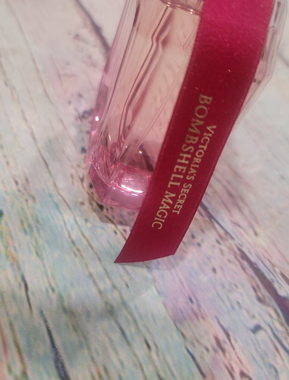 3.4oz Victoria Secrets Bombshell Magic - Picture 3 of 3